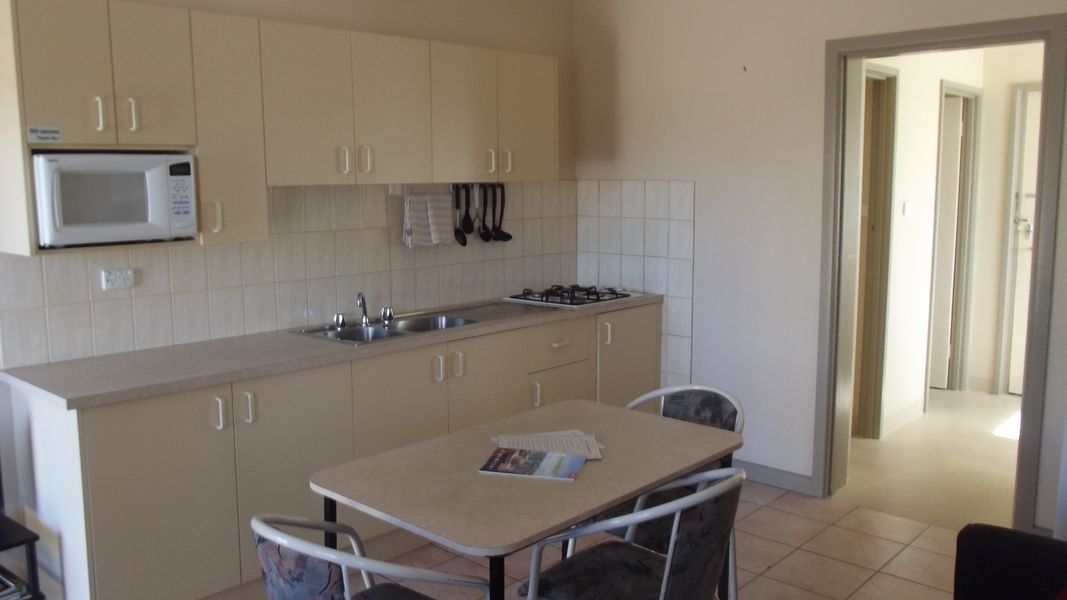 Two Bedroom Unit - Lakes Holiday Units